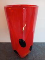 Glazen vaas, hoofdkleur rood met zwarte vlekken, Ophalen of Verzenden, Minder dan 50 cm, Rood, Glas