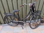 Zwarte stadsfiets met voordrager en bagagedrager, Gebruikt, Versnellingen, 53 tot 57 cm, Ophalen