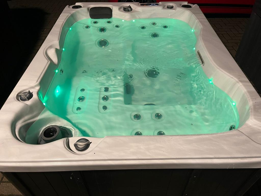 Populaire 3 pers. Spa Silverline incl. Garantie & Plaatsing, Ophalen, Zo goed als nieuw, Filter