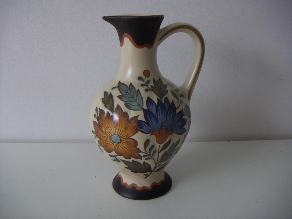 Flora Gouda plateel keramiek kan/ vaas jr.1960. Dec. Bloemen, Overige kleuren, Aardewerk of Porselein, Ophalen of Verzenden, Zo goed als nieuw
