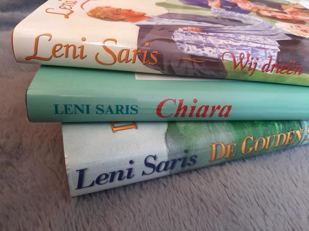 Leni Saris 3 boeken - Wij drieen/De gouden stem/ Chiara, Boeken, Ophalen of Verzenden, Zo goed als nieuw, Leni Saris