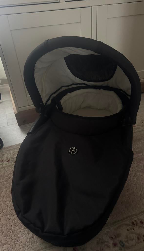 Zwarte Mutsy Evo Reiswieg + adapters, Ophalen of Verzenden, Zo goed als nieuw, Mutsy