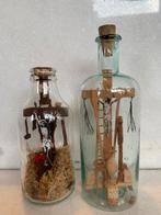 Flesjes met religieuze kunstwerkjes/ hout en glas., Ophalen of Verzenden