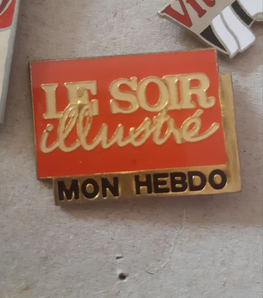 Pin Les Soir illustre Mon Hebdo, Verzamelen, Ophalen of Verzenden, Nieuw, Sport, Speldje of Pin