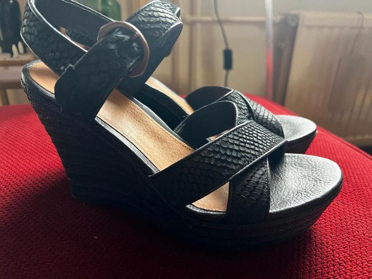 sleehak UGGS Australia mt 39, Kleding | Dames, Schoenen, Zo goed als nieuw, Sandalen of Muiltjes, Zwart, Ophalen of Verzenden