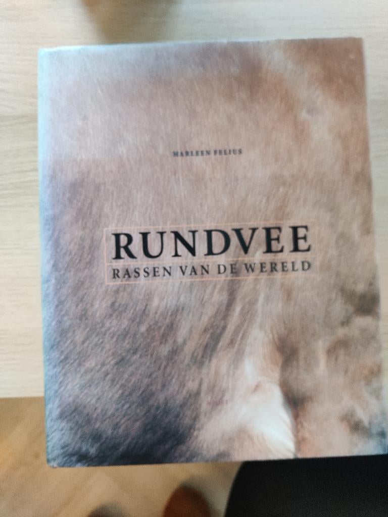 Rundvee  rassen van de wereld (Marleen Felius), Ophalen of Verzenden, Zo goed als nieuw, Marleen Felius