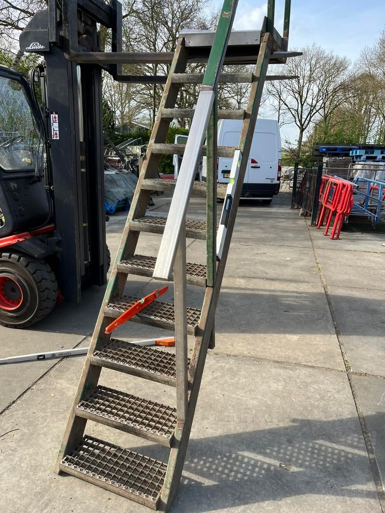 Metalen trap bordes rechter leuning 2.20m 59cm breed, Doe-het-zelf en Verbouw, Ladders en Trappen, Ophalen, Gebruikt, Trap, 2 tot 4 meter