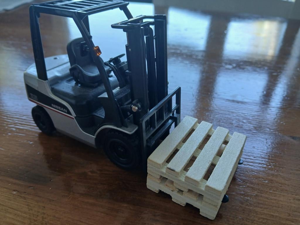 Nissan Heftruck Schaalmodel 1:32 met Pallets, Ophalen, Zo goed als nieuw, Tractor of Landbouw, Overige merken