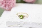 9 Karaat Ring Met Groene Perdidoot En Diamanten, Ophalen of Verzenden, Zo goed als nieuw, 17 tot 18, Met edelsteen
