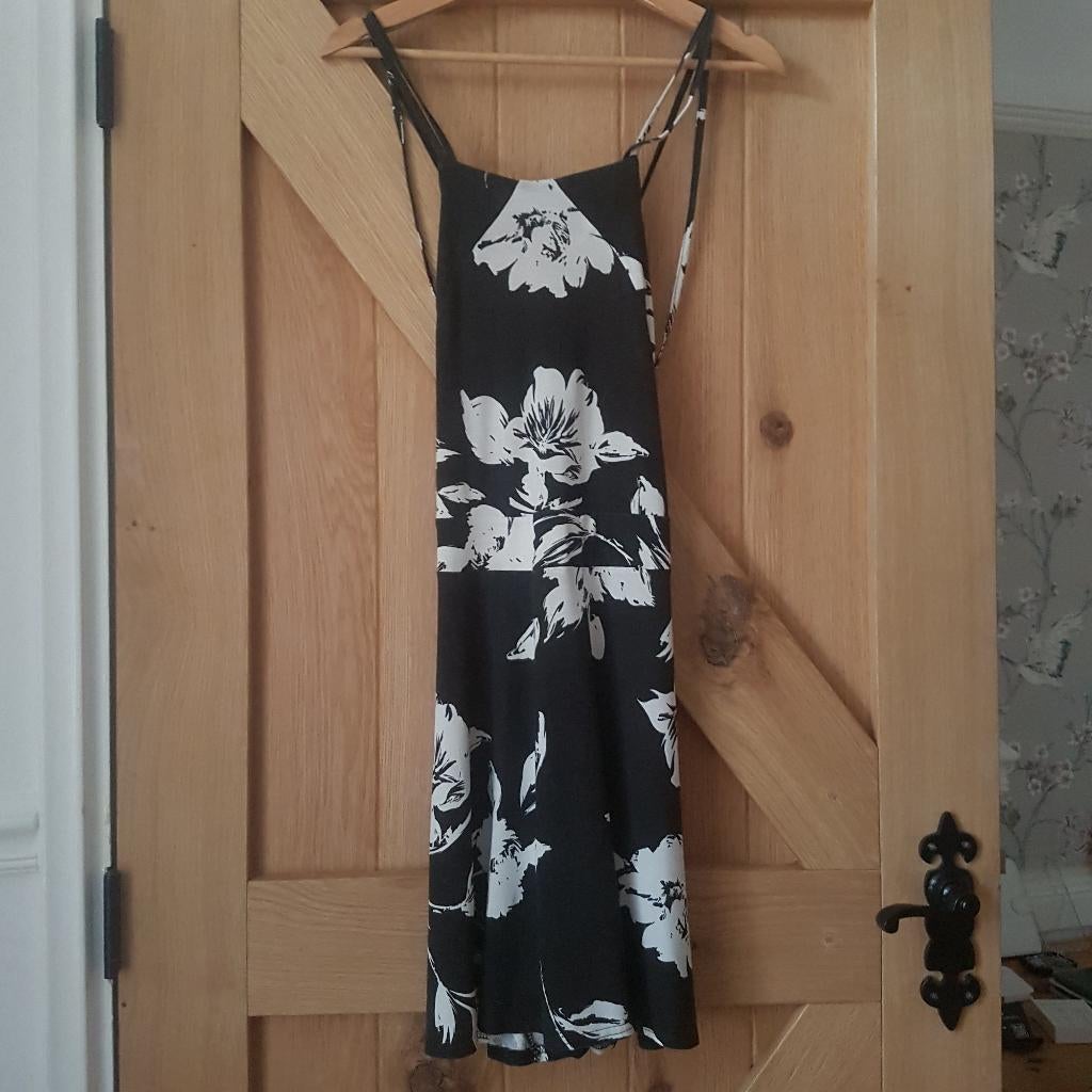 Jurkje, maat 36, zwart/wit met bandjes Merk Boohoo, Kleding | Dames, Zwart, Nieuw, Ophalen of Verzenden, Maat 36 (S)