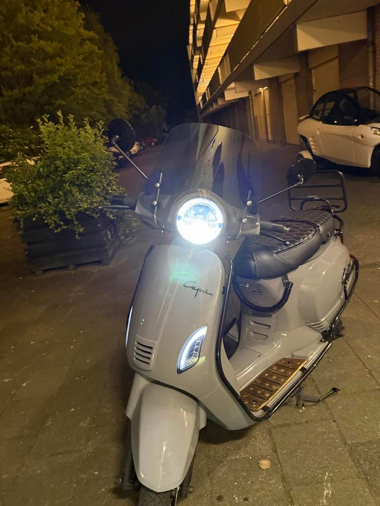 Capri scooter - Zo goed als nieuw, 5600km, Fietsen en Brommers, Ophalen of Verzenden, Zo goed als nieuw, Benzine, Overige merken