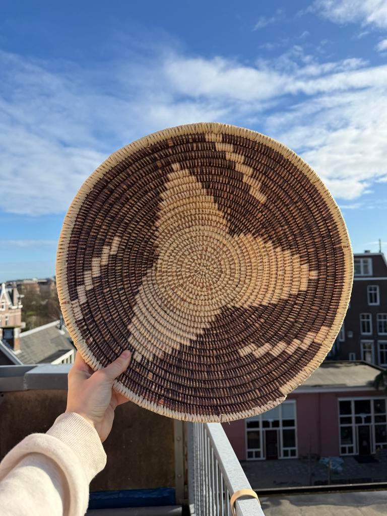 Afrikaanse rieten mand - fruitmand of decoratie, Huis en Inrichting, Woonaccessoires | Schalen en Manden, Zo goed als nieuw, Mand