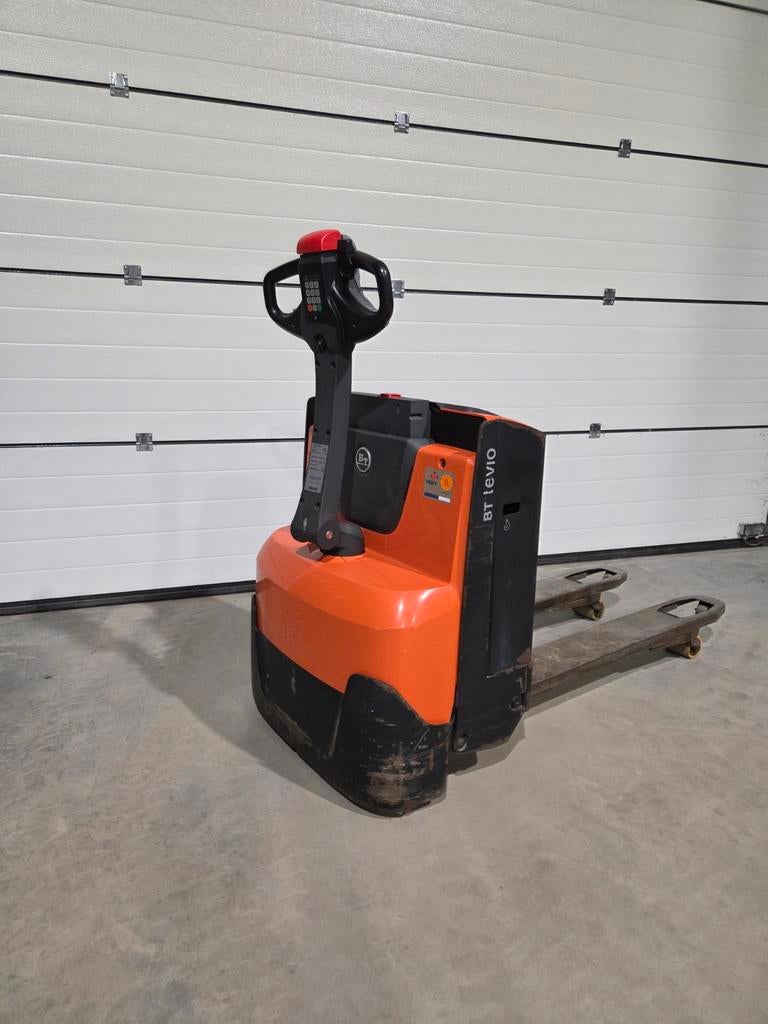 BT Toyota palletwagen/ pompwagen, Ophalen