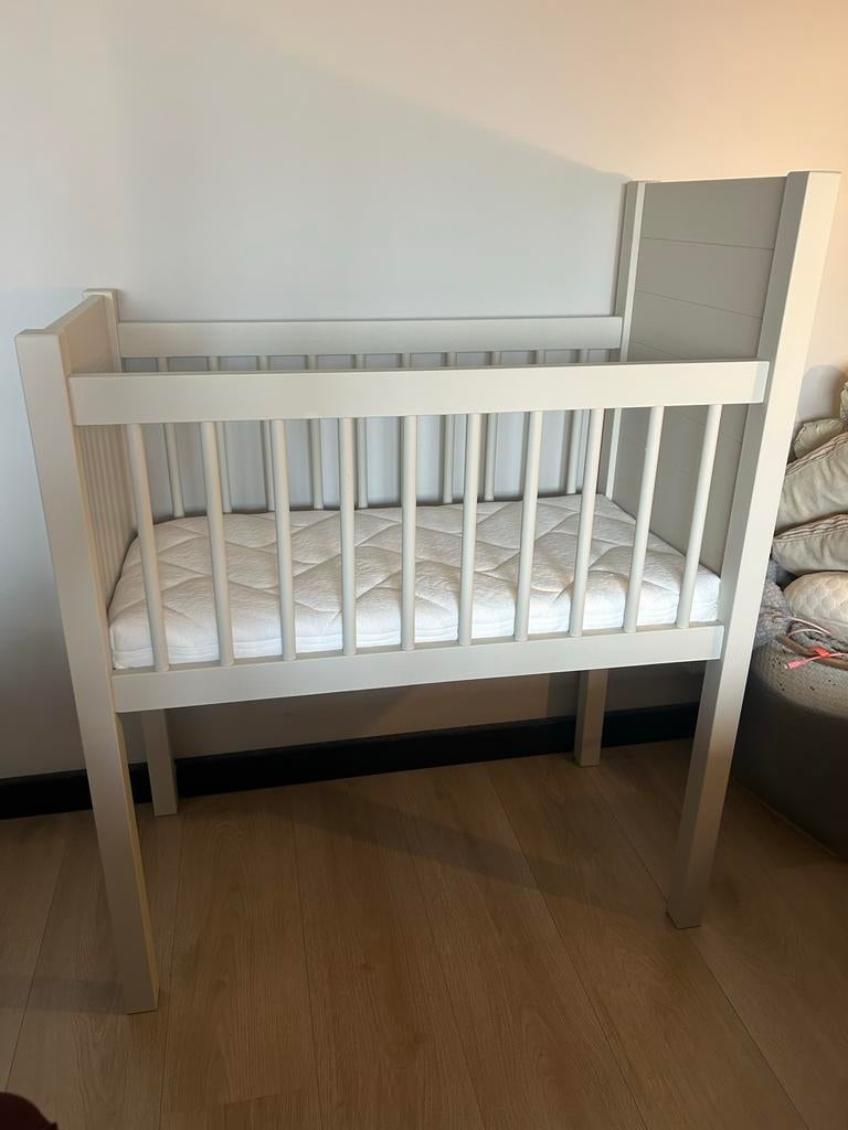 Kidsmill Noa Wieg II - Oatmeal met Calipore Tencel Matras, Kinderen en Baby's, Babywiegjes en Ledikanten, Zo goed als nieuw, Wieg
