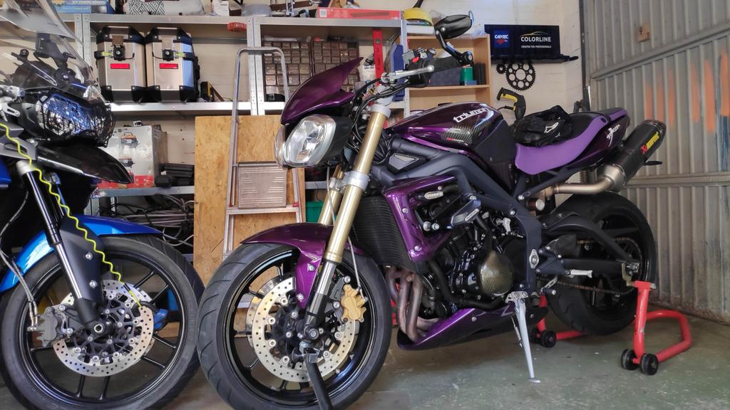 Triumph Street Triple - Paars, Akrapovic, Carbon, Marchesini, 675 cc, Motorrijbewijs A, 3 cilinders, Particulier