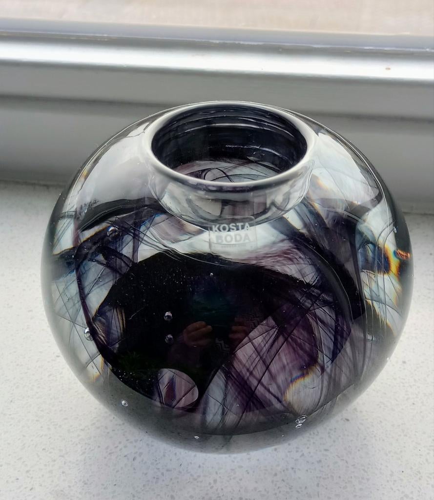 Kosta Boda Cool Moon waxinelichthouder zwart paarse slingers, Ophalen of Verzenden