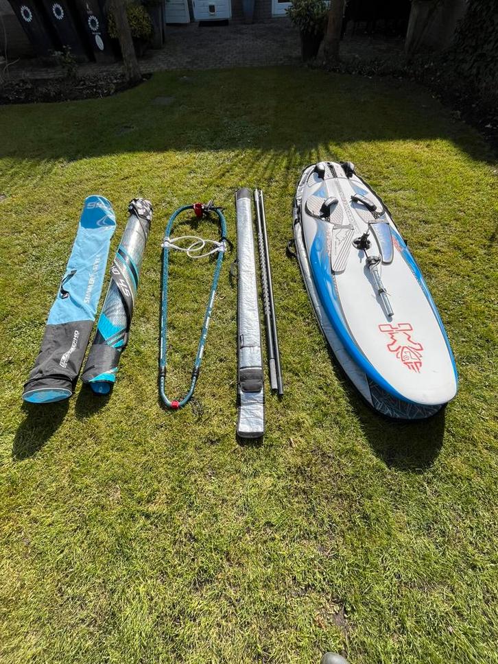 Complete windsurfset (surfplank + giek + rdm mast + trapeze), Watersport en Boten, Windsurfen, Zo goed als nieuw, Complete set