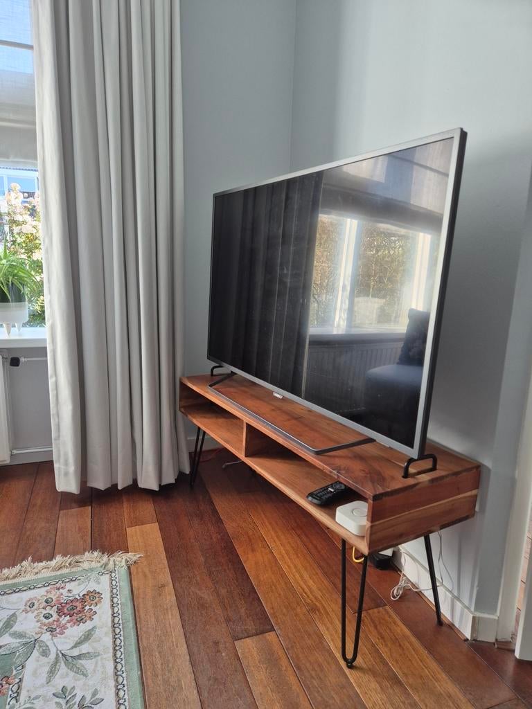 Houten TV kast met metalen poten, Ophalen, Gebruikt, 100 tot 150 cm, Minder dan 100 cm