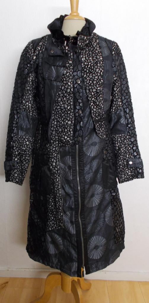 Aparte zwarte lange jas van Franse Fille des Sables! 40, Ophalen of Verzenden, Zo goed als nieuw, Maat 38/40 (M), Zwart