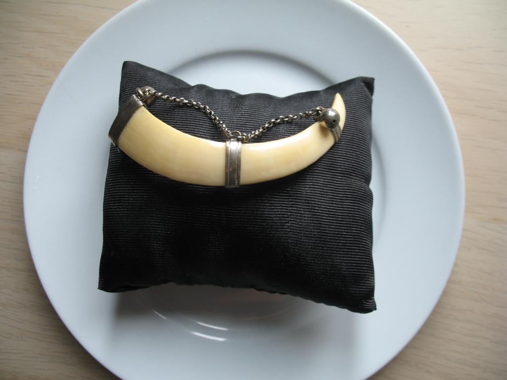 Broche Tribal Berber Hoorn met Zilverklr Accenten Vintage, Ophalen of Verzenden, Overige materialen, Broche