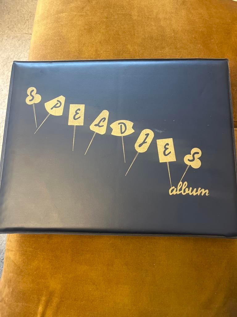 Vintage Speldjes Album met diverse reclame speldjes, Verzamelen, Speldjes, Pins en Buttons, Ophalen of Verzenden, Gebruikt, Merk