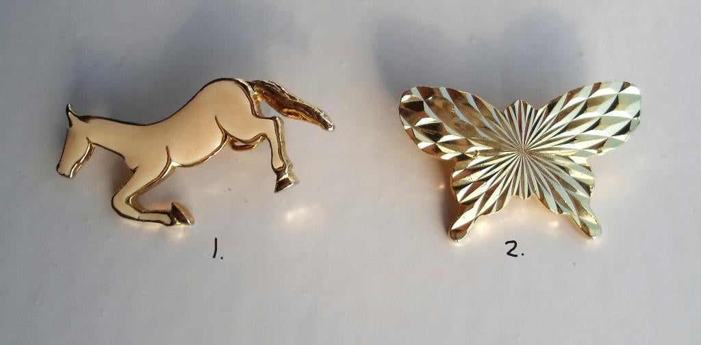 Goudkleurige broche. Vlinder en Paard. Gemerkt J.B., Sieraden, Tassen en Uiterlijk, Broches, Ophalen of Verzenden, Zo goed als nieuw