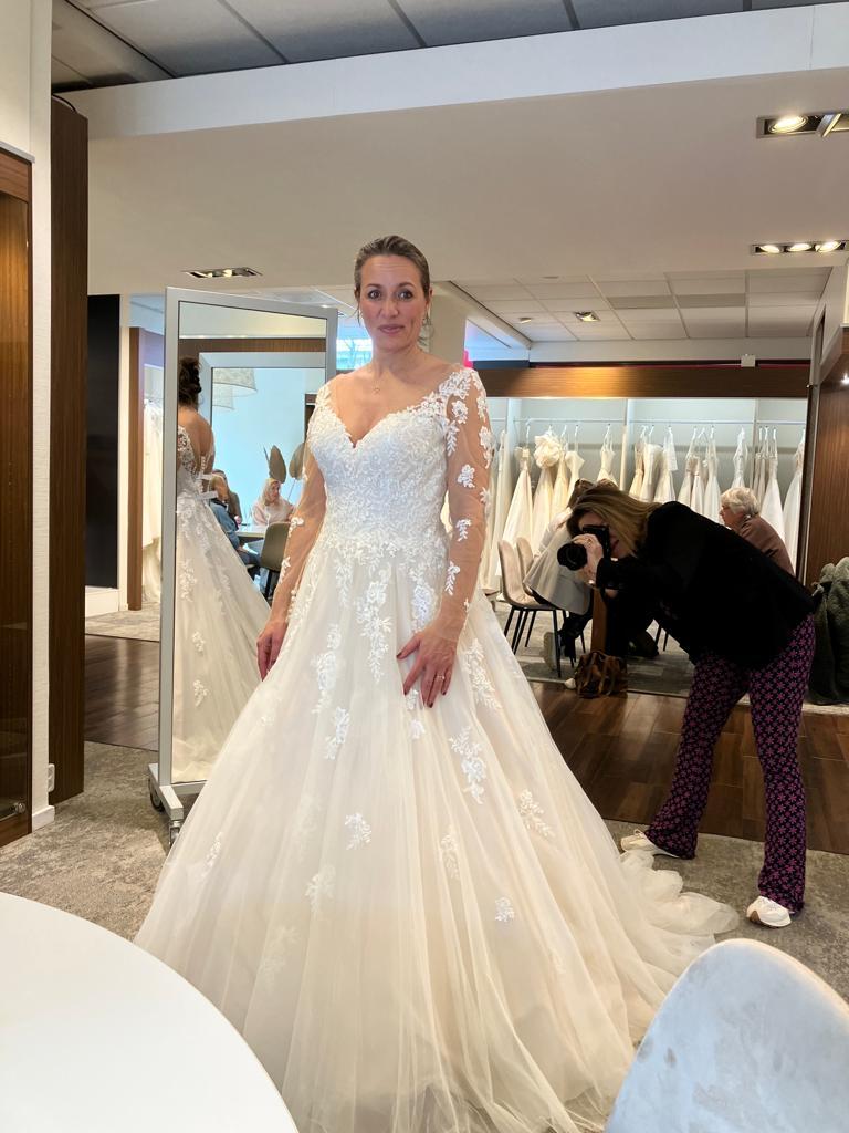 Nieuwe ongedragen trouwjurk WOW effect! Prinsessenjurk, Kleding | Dames, Trouwkleding en Trouwaccessoires, Ophalen of Verzenden