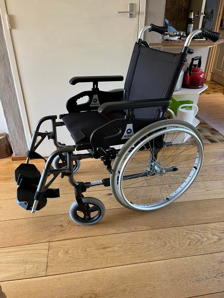 Nette degelijke rolstoel merk: Minos, Diversen, Rolstoelen, Ophalen, Inklapbaar, Gebruikt, Handbewogen rolstoel