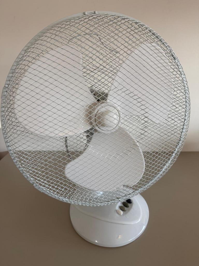 Witte tafelventilator - werkt goed, Witgoed en Apparatuur, Ventilatoren, Gebruikt, Ophalen