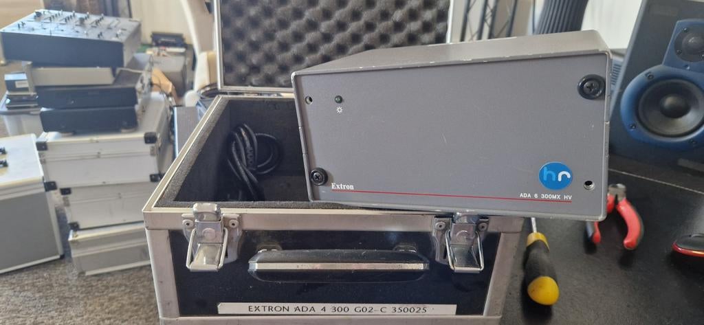 Extron ADA 300MX HV RGBHV verdeler in case, Ophalen of Verzenden, Gebruikt, Overige kabels
