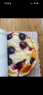 Lot Beukers - Bakken met Beukers kookboek, Ophalen of Verzenden, Zo goed als nieuw, Gezond koken, Taart, Gebak en Desserts