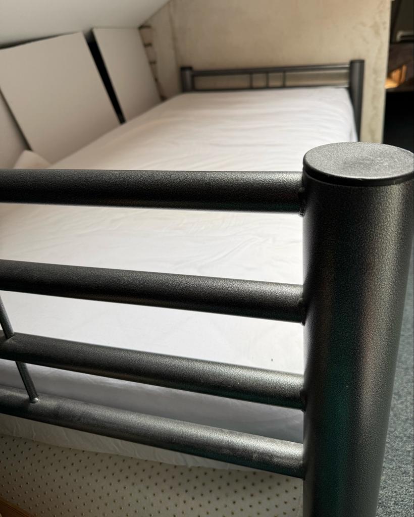 Eenpersoonsbed 90x200 met matras en vering - Gratis, Gebruikt, 90 cm, Eenpersoons, Zwart