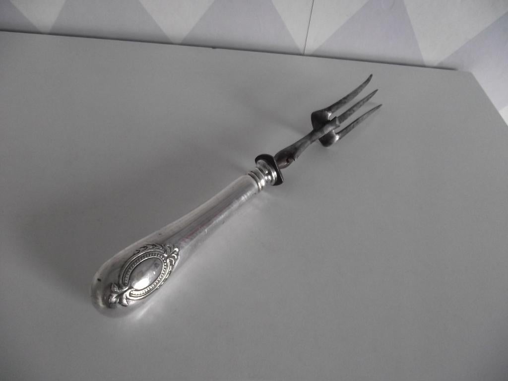 verzilverd medaillon serveervork + wacht 27 cm France 1930, Antiek en Kunst, Antiek | Bestek, Ophalen of Verzenden
