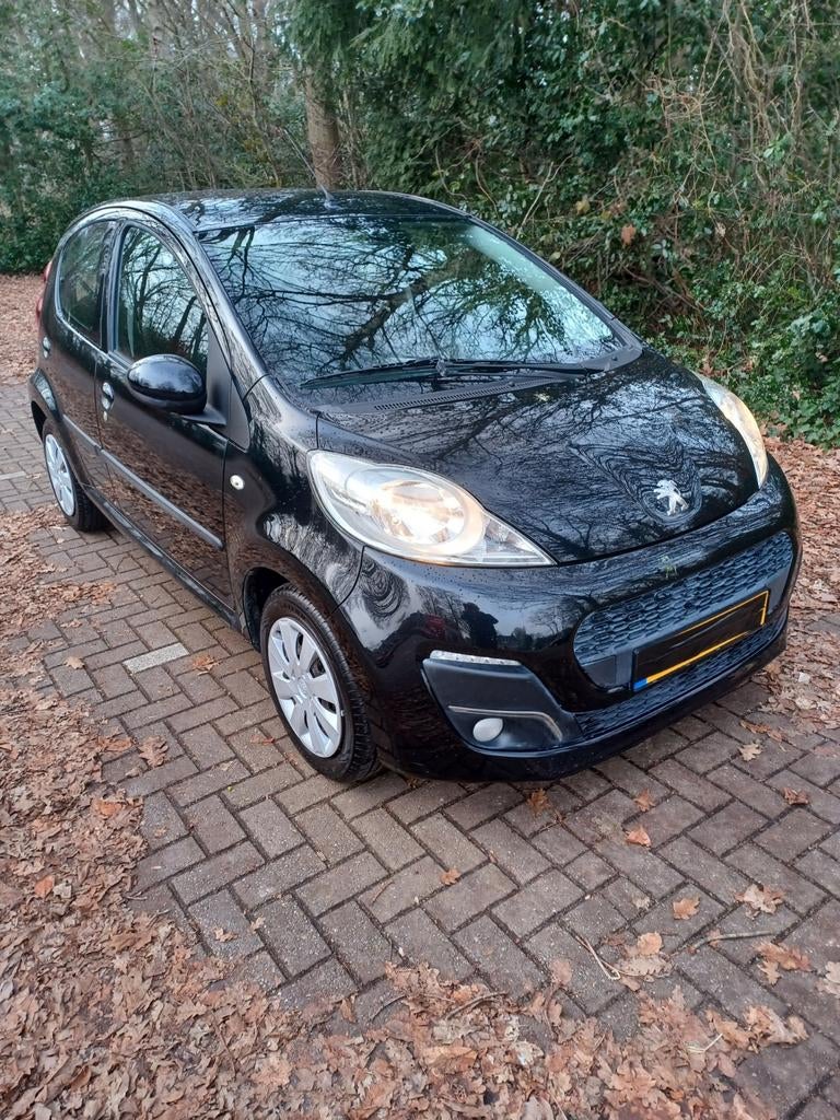 Peugeot 107 1.0 12V 5DR 2013 Zwart apk 5-2-2027, Auto's, Peugeot, Voorwielaandrijving, 4 stoelen, Origineel Nederlands, Handgeschakeld