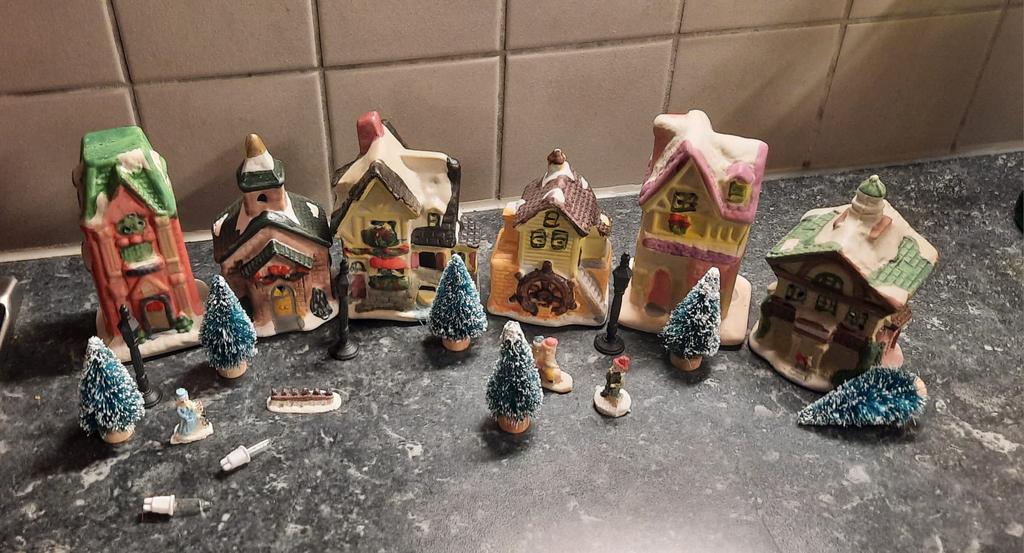 20 delig nostalgisch Kerstdorp huisjes 10 cm hoog, Diversen, Kerst, Ophalen, Zo goed als nieuw