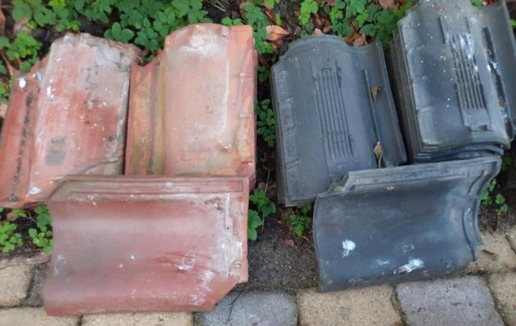 Gratis dakpannen (28) en hoekpannen (5), Doe-het-zelf en Verbouw, Dakpannen en Dakbedekking, Ophalen, Gebruikt, Steen of Klei