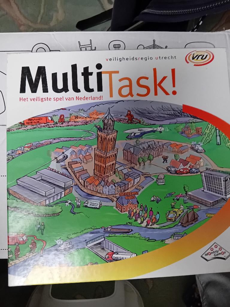 MULTITASK IDENTITY GAMES €3, Hobby en Vrije tijd, Vijf spelers of meer, Ophalen of Verzenden, Zo goed als nieuw, Identity Games