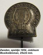 Zweeds speldje uit 1954, jubileum 100 jaar Musikstämman, Verzamelen, Speldjes, Pins en Buttons, Ophalen of Verzenden, Gebruikt