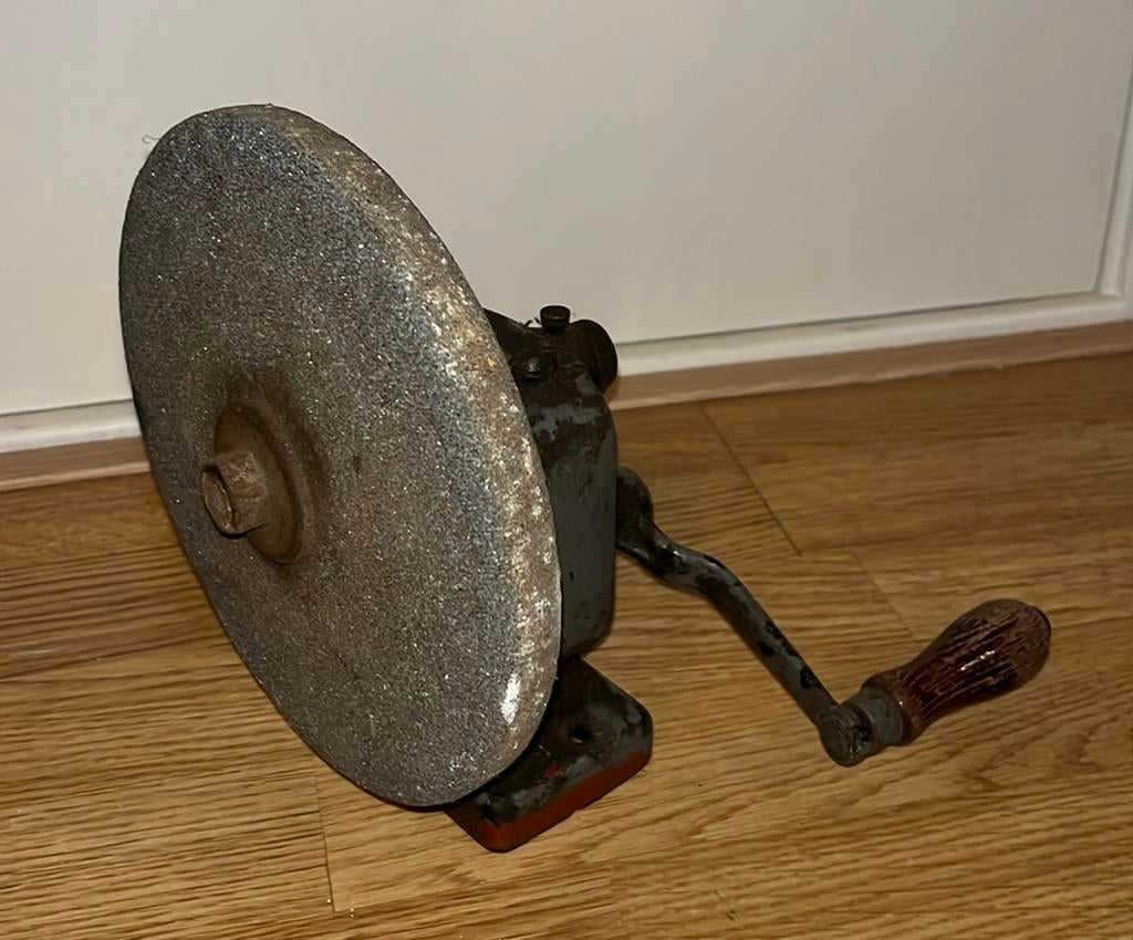 Vintage antiek handmatige slijpsteen met zwengel, Antiek en Kunst, Antiek | Gereedschap en Instrumenten, Ophalen of Verzenden