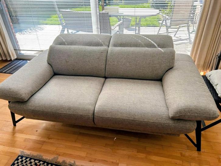 Stijlvolle 2 zitsbank met verstelbaar hoofdgedeelte., Huis en Inrichting, Banken | Sofa's en Chaises Longues, Gebruikt, Tweepersoons