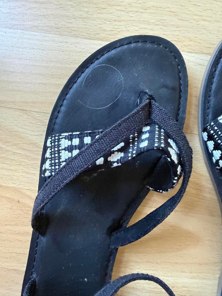 Toms sandalen zwart met wit patroon, Kleding | Dames, Schoenen, Ophalen of Verzenden, Gedragen, Zwart, Sandalen of Muiltjes