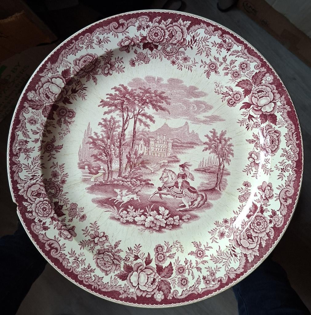 Een antiek bord van Petrus Regout, genaamd 'Amazone' rood, Antiek en Kunst, Antiek | Servies los, Ophalen of Verzenden