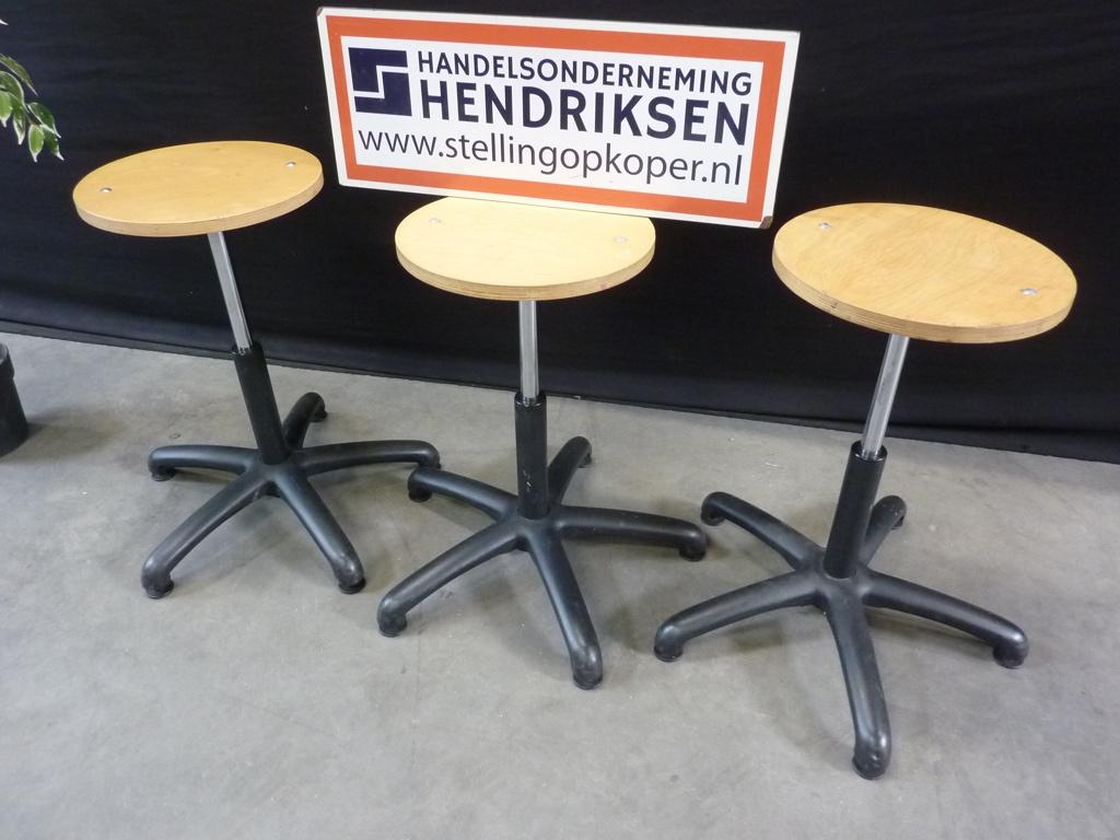 solide kruk / werkkruk / schoolkruk 63cm hoog werkplaatskruk, Gebruikt, Handelsonderneming Hendriksen, Ophalen of Verzenden, Munstermanstraat 6 - Hal 3 - Silvolde