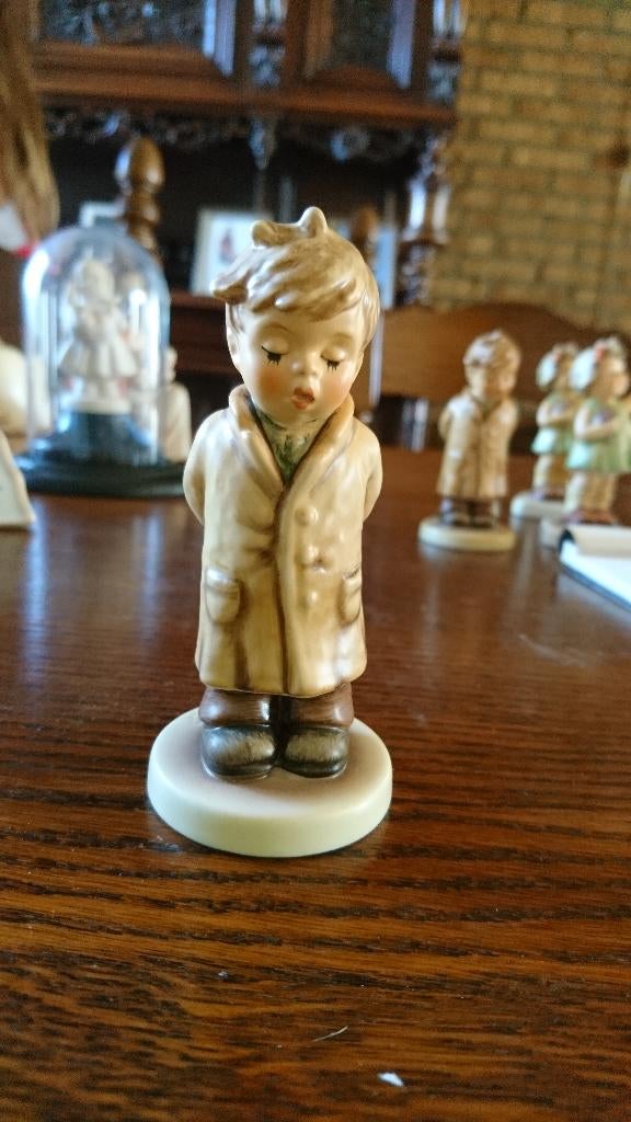 Hummel jongen met zijn handen op zijn rug Hum 845, Ophalen of Verzenden, Zo goed als nieuw, Hummel