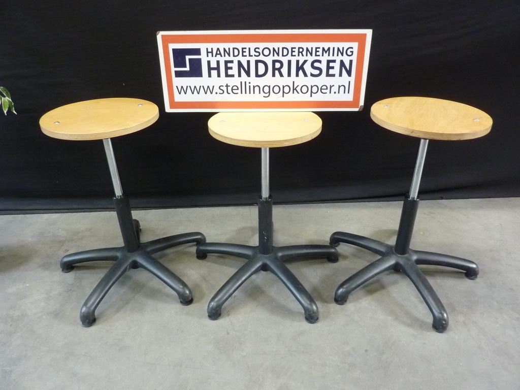 solide kruk / werkkruk / schoolkruk 63cm hoog werkplaatskruk, Gebruikt, Handelsonderneming Hendriksen, Ophalen of Verzenden, Munstermanstraat 6 - Hal 3 - Silvolde