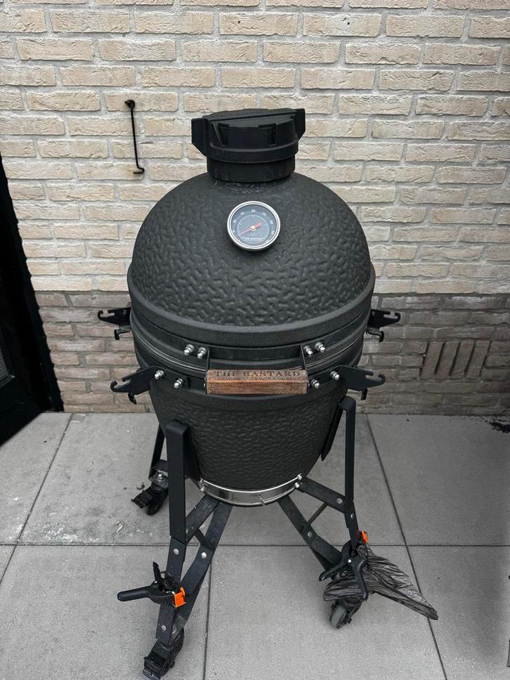 The Bastard Medium kamado barbecue, Tuin en Terras, Houtskoolbarbecues, Gebruikt, Ophalen