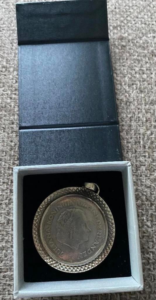 Zilveren hanger met een 10 gulden munt Koningin Juliana 1970, Ophalen of Verzenden, Koningin Juliana, 10 gulden