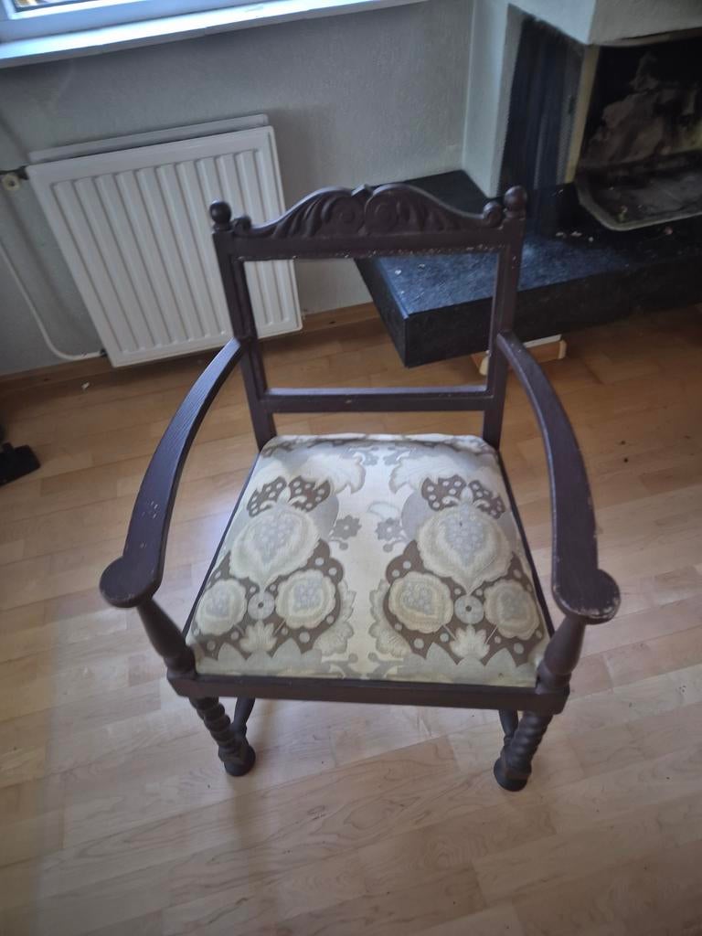 Houten stoel met armleuningen en gestoffeerde zitting, Antiek en Kunst, Ophalen