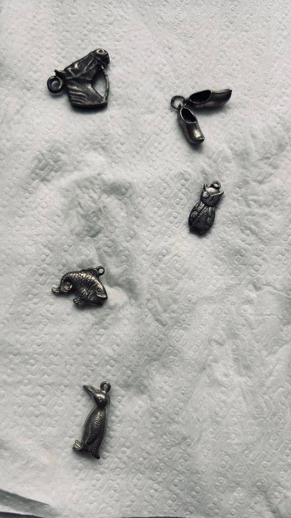 5 Zilverkleurige bedels: pinguïn, uil, vis, klompen en paard, Overige merken, Gebruikt, Ophalen of Verzenden, 4 bedels of meer