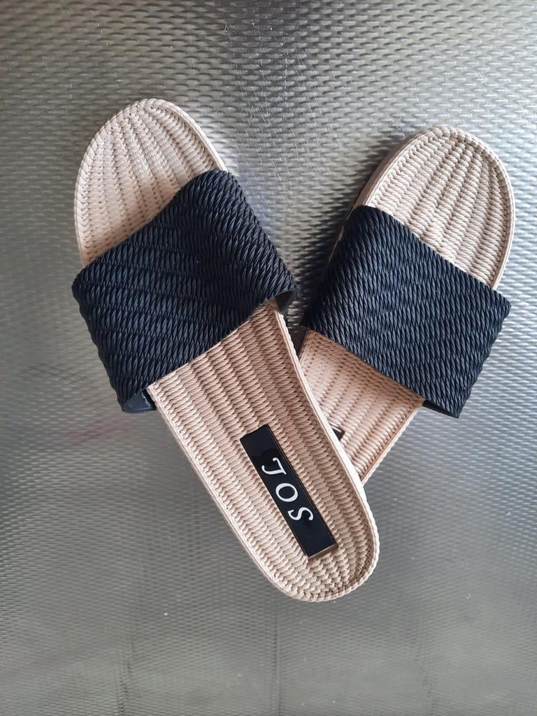 Slippers 38: Bijna gratis., Kleding | Dames, Schoenen, Slippers, Zwart, Ophalen of Verzenden, Zo goed als nieuw